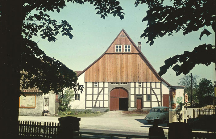Das 1969 abgebrochene Bauernhaus Lüning im Jahr 1960. Das Gebäude wird im Mittelpunkt einer Ausstellung zu dem Thema „Haus und Hof Lüning mitten im Dorf“ stehen. Foto: H. Wiemann